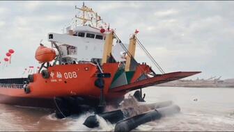 鏟車(chē)助推8200噸散貨船&ldquo;遠(yuǎn)景發(fā)展&rdquo;氣囊上排下水吉水接水順利#氣囊下水#船舶下水#船用氣囊#散貨船下水#遠(yuǎn)景發(fā)展